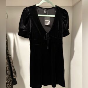Brand New with Tags Forever 21 Black Velvet Short Puff Sleeve Dress Size Large